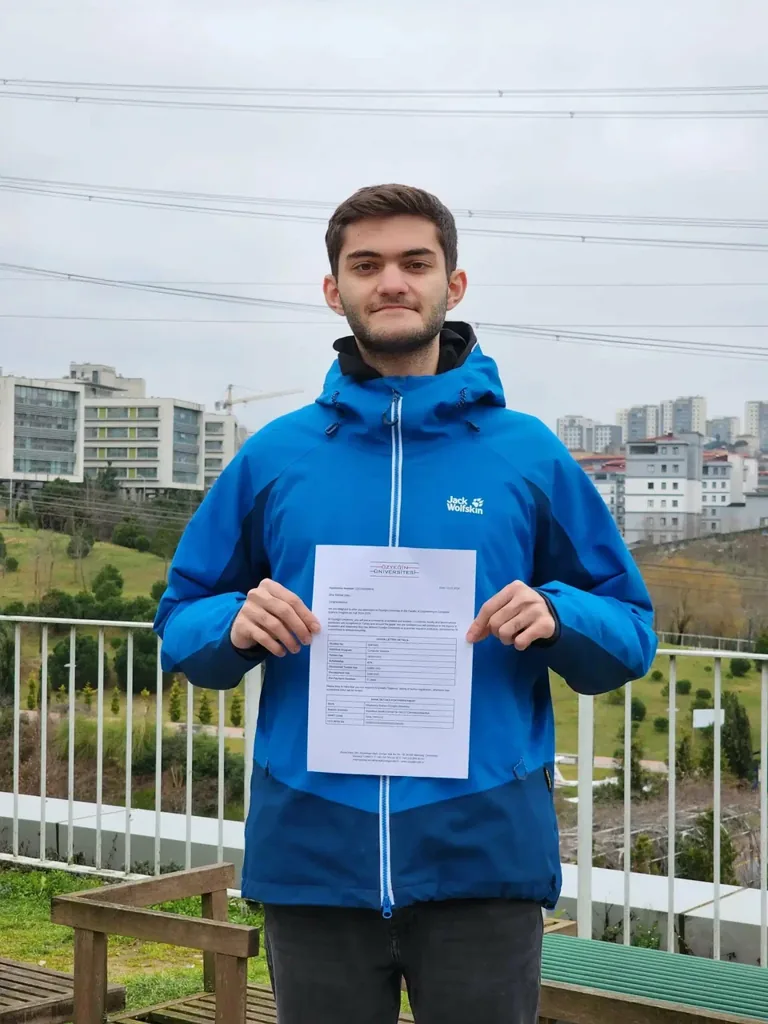 Студент StudyU с письмом о зачислении в университет