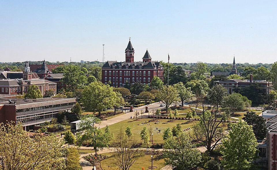 Samford Hall в кампусе Auburn University, 2010 год