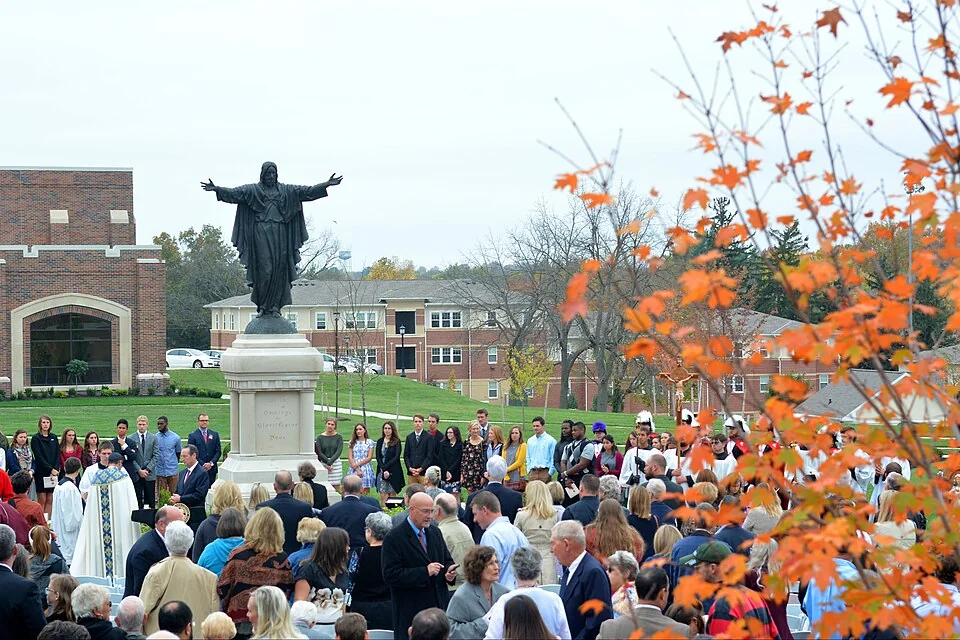 Памятник Sacred Heart of Jesus в кампусе Benedictine College во время церемонии, 2014 год