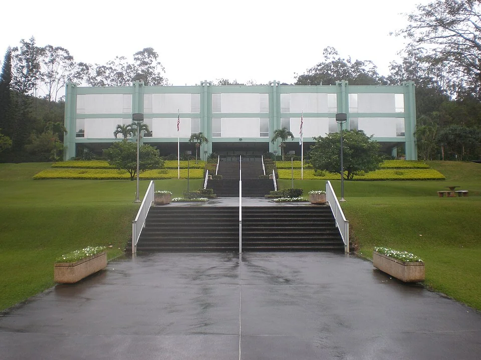 Здание бывшего кампуса Hawaiʻi Loa Hawaii Pacific University; архивная фотография 2009 года