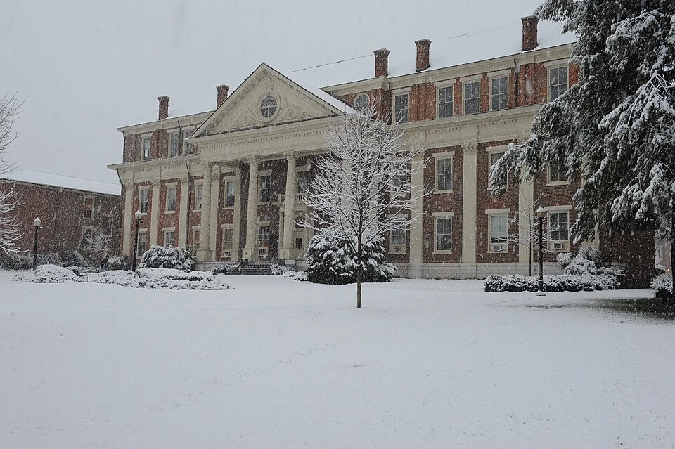 Административное здание Roanoke College зимой