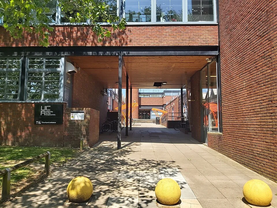 Вход во двор кампуса Farnham University for the Creative Arts, 2023 год