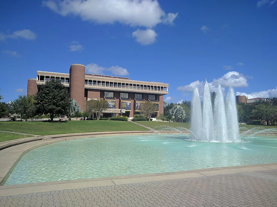 Reflecting Pond в кампусе University of Central Florida, 2016 год