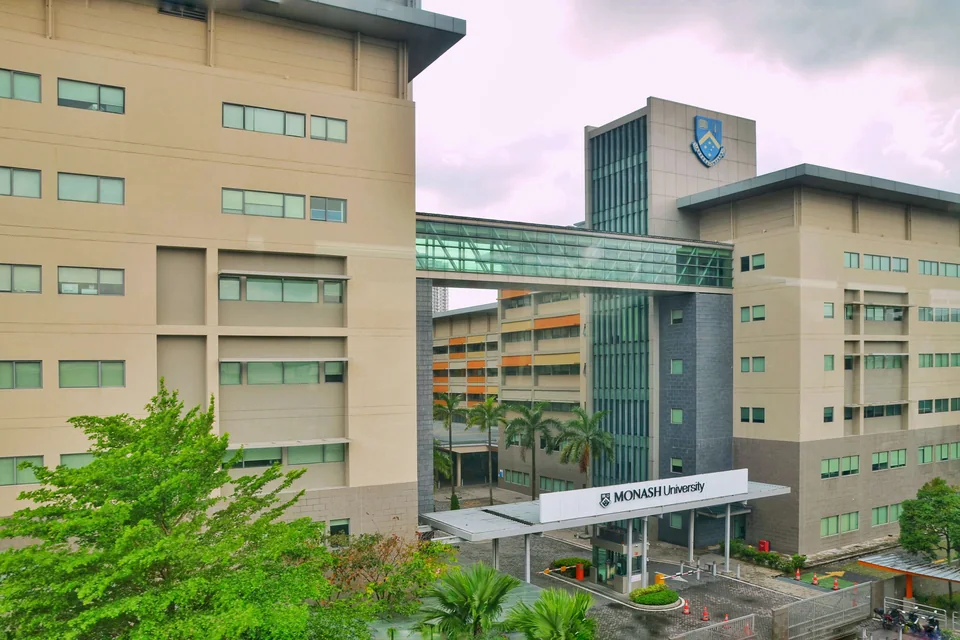 Здания кампуса Monash University Malaysia со стеклянным переходом