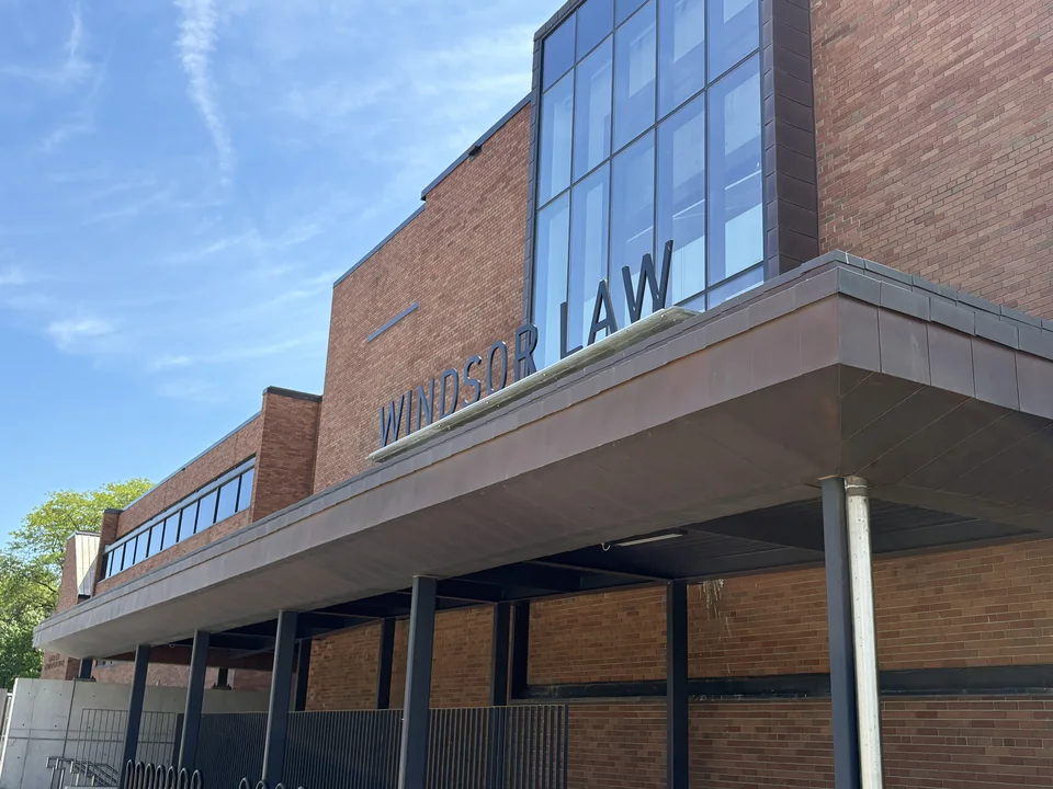 Кирпичный фасад с надписью Windsor Law над навесом и стеклянным витражом